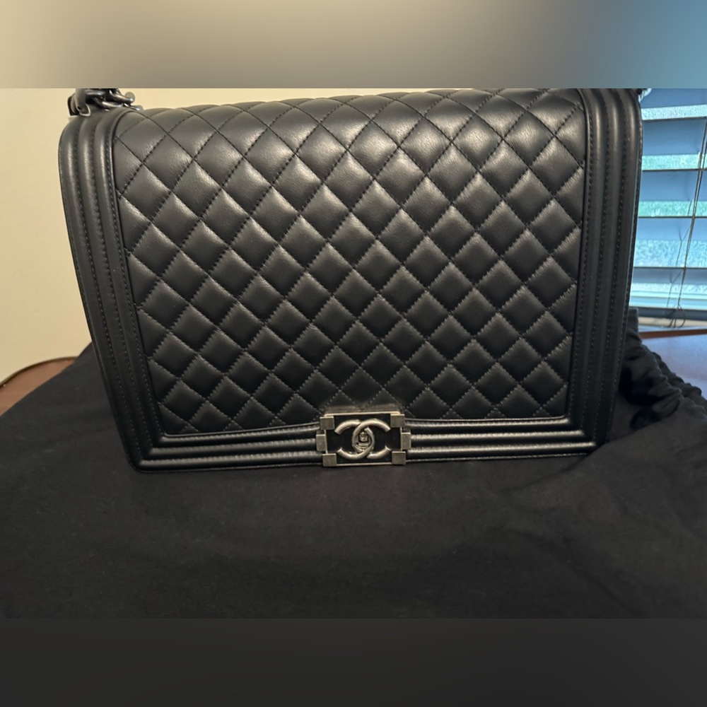 💯 Authentic Chanel boy bag